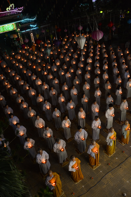 Đêm hoa đăng kỷ niệm đức Phật A-di-đà tại chùa Long Hoa  – Long An