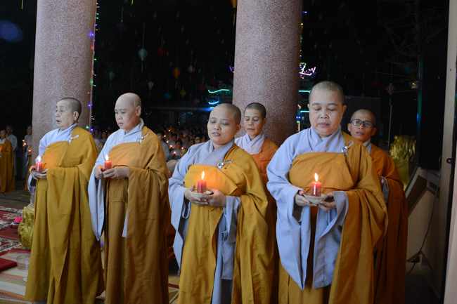 Đêm hoa đăng kỷ niệm đức Phật A-di-đà tại chùa Long Hoa  – Long An