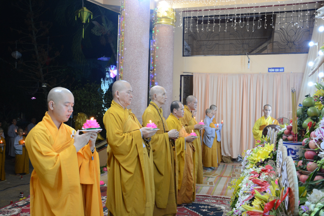 Đêm hoa đăng kỷ niệm đức Phật A-di-đà tại chùa Long Hoa  – Long An