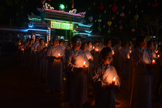 Đêm hoa đăng kỷ niệm đức Phật A-di-đà tại chùa Long Hoa  – Long An
