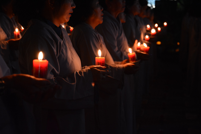 Đêm hoa đăng kỷ niệm đức Phật A-di-đà tại chùa Long Hoa  – Long An