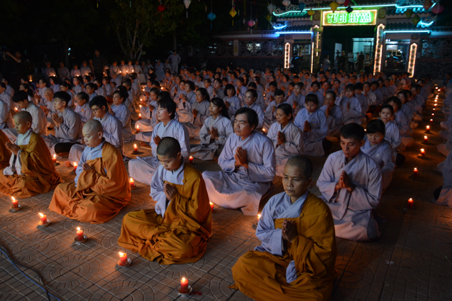 Đêm hoa đăng kỷ niệm đức Phật A-di-đà tại chùa Long Hoa  – Long An
