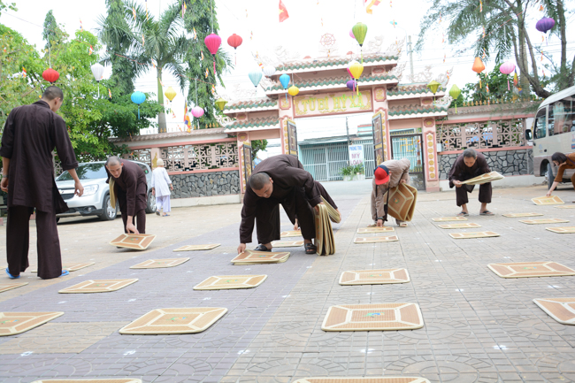 Đêm hoa đăng kỷ niệm đức Phật A-di-đà tại chùa Long Hoa  – Long An