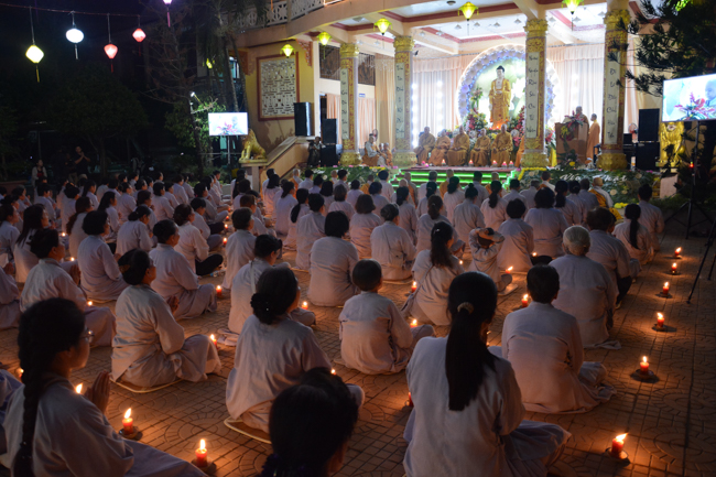 Đêm hoa đăng kỷ niệm đức Phật A-di-đà tại chùa Long Hoa  – Long An