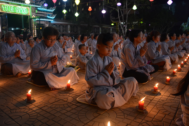 Đêm hoa đăng kỷ niệm đức Phật A-di-đà tại chùa Long Hoa  – Long An