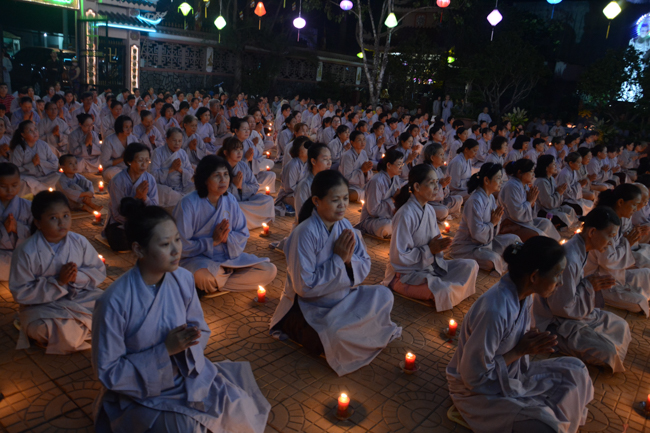 Đêm hoa đăng kỷ niệm đức Phật A-di-đà tại chùa Long Hoa  – Long An