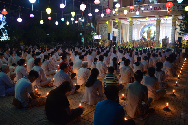Đêm hoa đăng kỷ niệm đức Phật A-di-đà tại chùa Long Hoa  – Long An