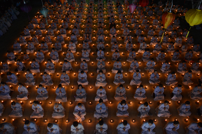 Đêm hoa đăng kỷ niệm đức Phật A-di-đà tại chùa Long Hoa  – Long An