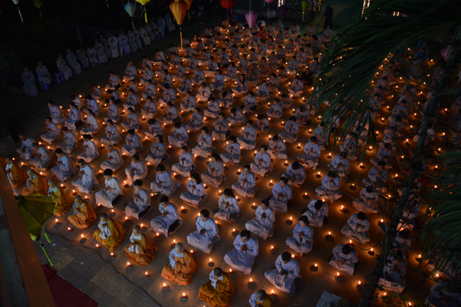 Đêm hoa đăng kỷ niệm đức Phật A-di-đà tại chùa Long Hoa  – Long An