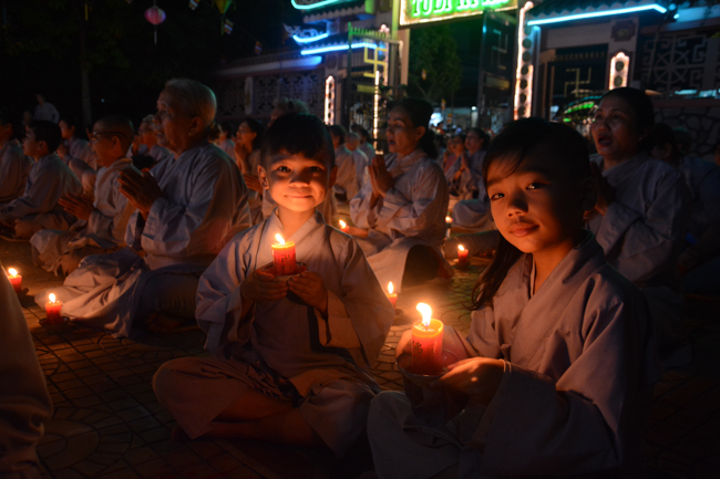 Đêm hoa đăng kỷ niệm đức Phật A-di-đà tại chùa Long Hoa  – Long An