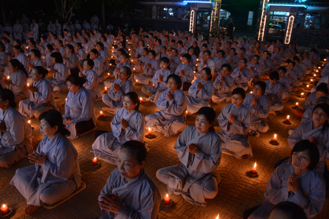 Đêm hoa đăng kỷ niệm đức Phật A-di-đà tại chùa Long Hoa  – Long An