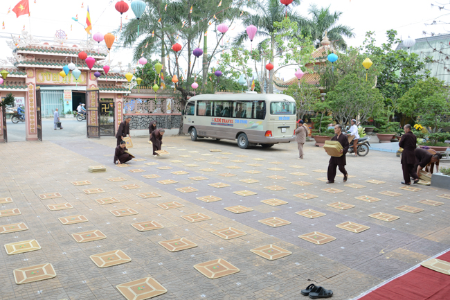 Đêm hoa đăng kỷ niệm đức Phật A-di-đà tại chùa Long Hoa  – Long An