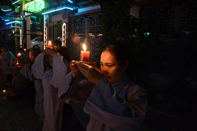 Đêm hoa đăng kỷ niệm đức Phật A-di-đà tại chùa Long Hoa  – Long An