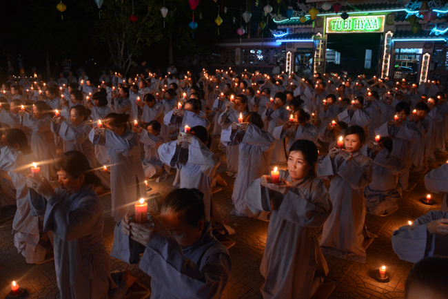 Đêm hoa đăng kỷ niệm đức Phật A-di-đà tại chùa Long Hoa  – Long An
