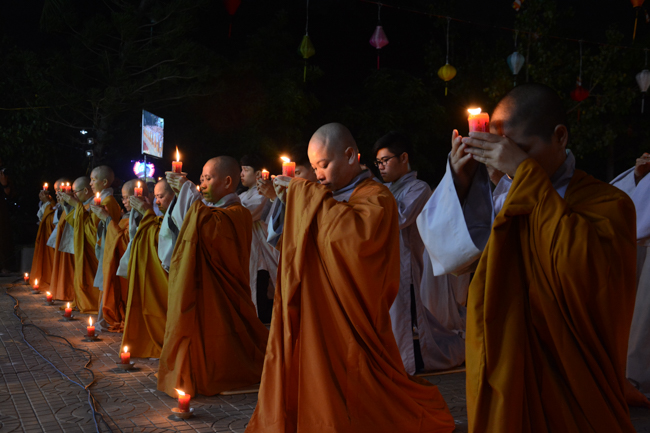 Đêm hoa đăng kỷ niệm đức Phật A-di-đà tại chùa Long Hoa  – Long An
