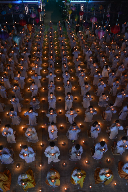 Đêm hoa đăng kỷ niệm đức Phật A-di-đà tại chùa Long Hoa  – Long An