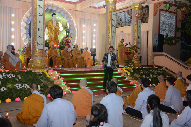 Đêm hoa đăng kỷ niệm đức Phật A-di-đà tại chùa Long Hoa  – Long An