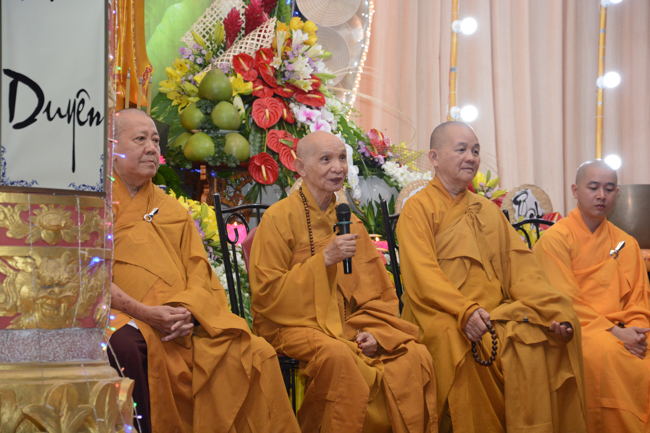 Đêm hoa đăng kỷ niệm đức Phật A-di-đà tại chùa Long Hoa  – Long An