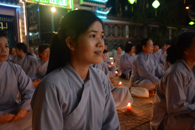 Đêm hoa đăng kỷ niệm đức Phật A-di-đà tại chùa Long Hoa  – Long An