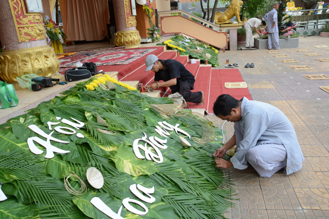 Đêm hoa đăng kỷ niệm đức Phật A-di-đà tại chùa Long Hoa  – Long An