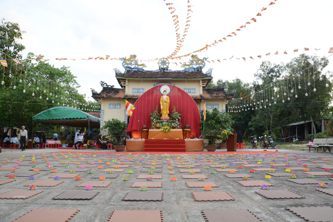 Lễ hoa đăng kỷ niệm đức Phật A-di-đà tại chùa Pháp Hiển  – Bình Thuận