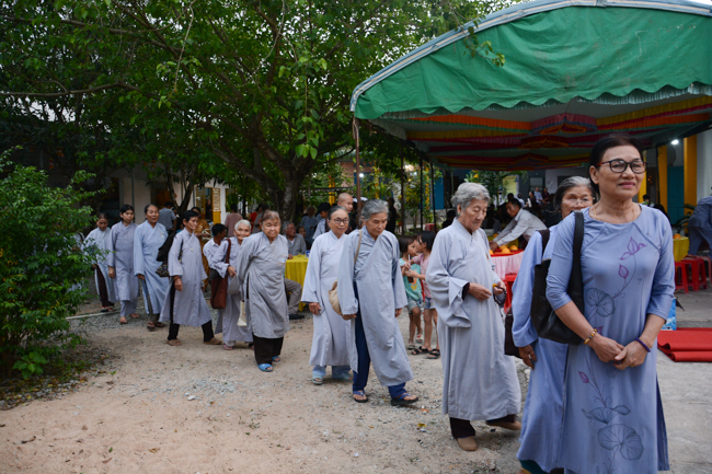 Lễ hoa đăng kỷ niệm đức Phật A-di-đà tại chùa Pháp Hiển  – Bình Thuận