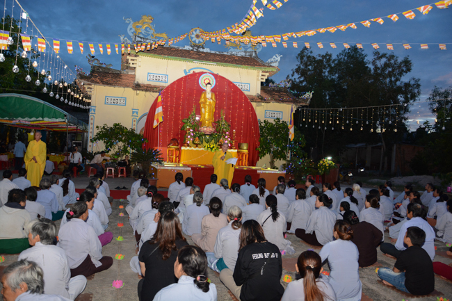 Lễ hoa đăng kỷ niệm đức Phật A-di-đà tại chùa Pháp Hiển  – Bình Thuận