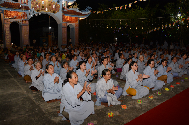 Lễ hoa đăng kỷ niệm đức Phật A-di-đà tại chùa Pháp Hiển  – Bình Thuận