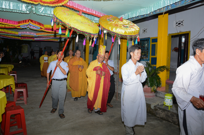 Lễ hoa đăng kỷ niệm đức Phật A-di-đà tại chùa Pháp Hiển  – Bình Thuận