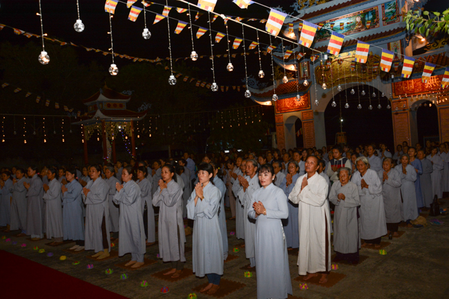 Lễ hoa đăng kỷ niệm đức Phật A-di-đà tại chùa Pháp Hiển  – Bình Thuận