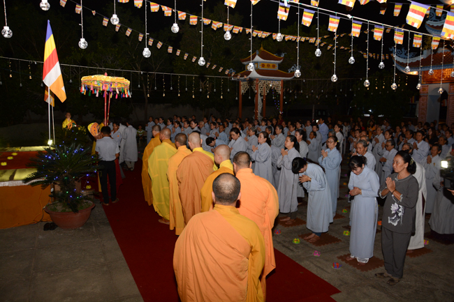 Lễ hoa đăng kỷ niệm đức Phật A-di-đà tại chùa Pháp Hiển  – Bình Thuận