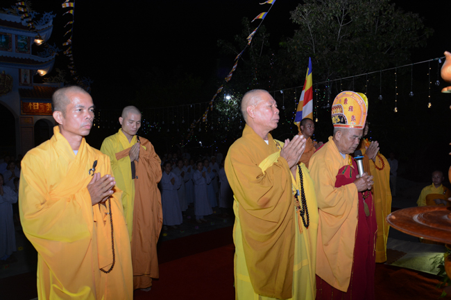 Lễ hoa đăng kỷ niệm đức Phật A-di-đà tại chùa Pháp Hiển  – Bình Thuận