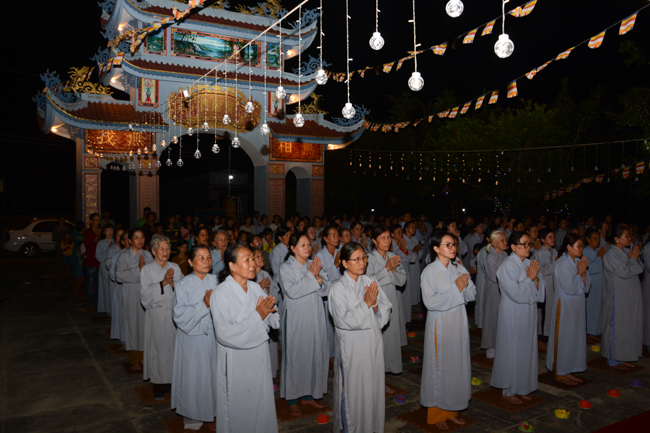 Lễ hoa đăng kỷ niệm đức Phật A-di-đà tại chùa Pháp Hiển  – Bình Thuận