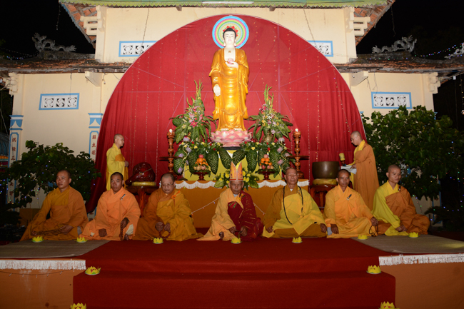 Lễ hoa đăng kỷ niệm đức Phật A-di-đà tại chùa Pháp Hiển  – Bình Thuận