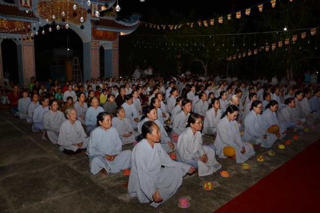 Lễ hoa đăng kỷ niệm đức Phật A-di-đà tại chùa Pháp Hiển  – Bình Thuận