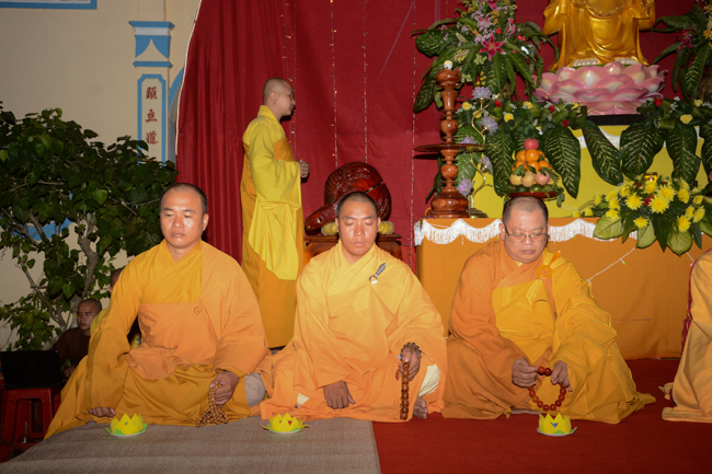 Lễ hoa đăng kỷ niệm đức Phật A-di-đà tại chùa Pháp Hiển  – Bình Thuận