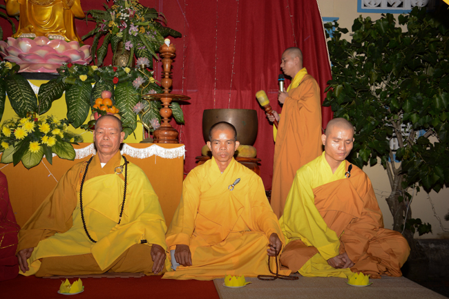 Lễ hoa đăng kỷ niệm đức Phật A-di-đà tại chùa Pháp Hiển  – Bình Thuận