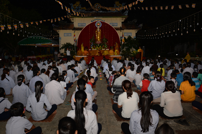 Lễ hoa đăng kỷ niệm đức Phật A-di-đà tại chùa Pháp Hiển  – Bình Thuận