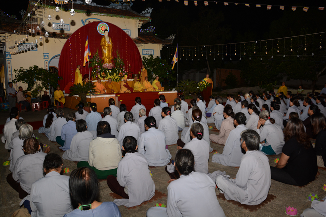 Lễ hoa đăng kỷ niệm đức Phật A-di-đà tại chùa Pháp Hiển  – Bình Thuận