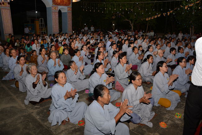 Lễ hoa đăng kỷ niệm đức Phật A-di-đà tại chùa Pháp Hiển  – Bình Thuận