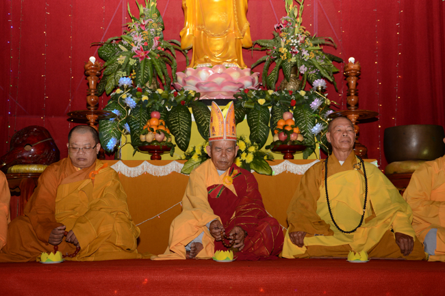 Lễ hoa đăng kỷ niệm đức Phật A-di-đà tại chùa Pháp Hiển  – Bình Thuận