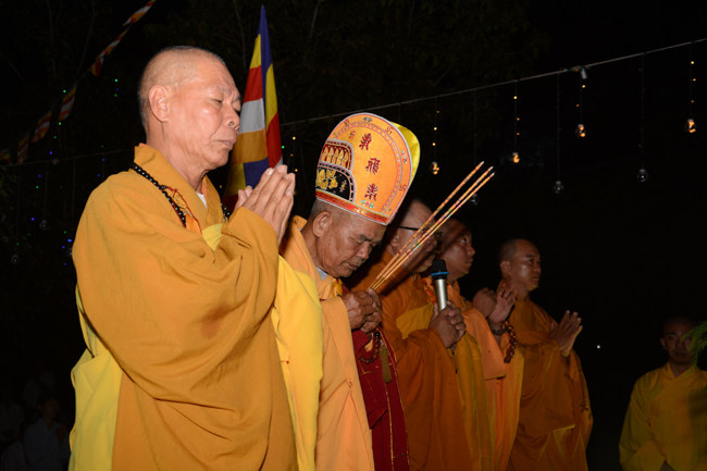 Lễ hoa đăng kỷ niệm đức Phật A-di-đà tại chùa Pháp Hiển  – Bình Thuận