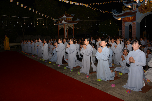 Lễ hoa đăng kỷ niệm đức Phật A-di-đà tại chùa Pháp Hiển  – Bình Thuận