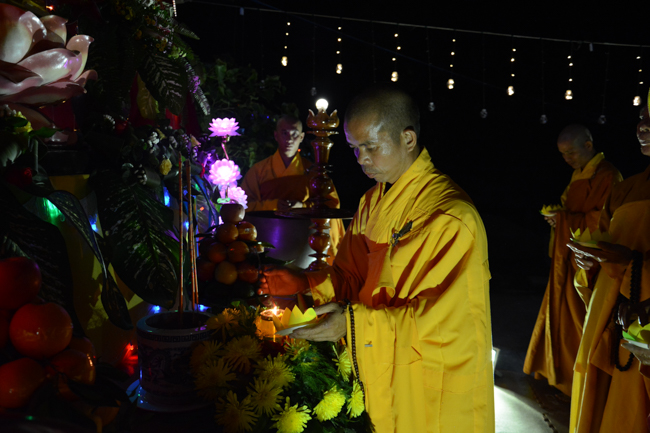 Lễ hoa đăng kỷ niệm đức Phật A-di-đà tại chùa Pháp Hiển  – Bình Thuận