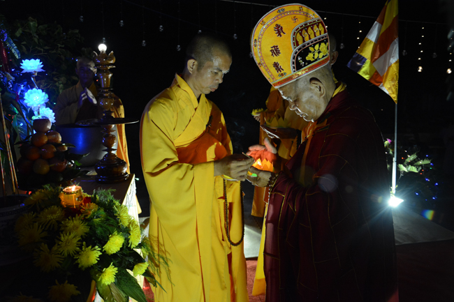 Lễ hoa đăng kỷ niệm đức Phật A-di-đà tại chùa Pháp Hiển  – Bình Thuận