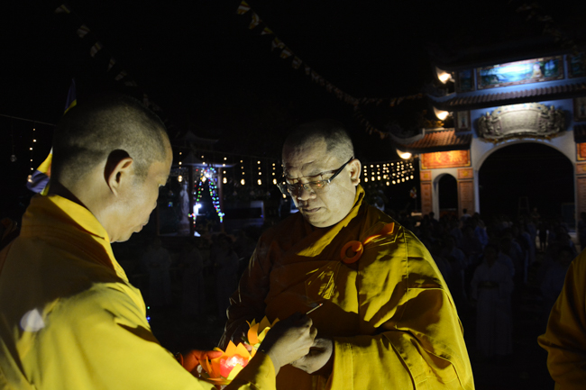 Lễ hoa đăng kỷ niệm đức Phật A-di-đà tại chùa Pháp Hiển  – Bình Thuận