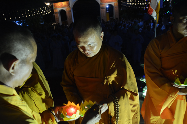 Lễ hoa đăng kỷ niệm đức Phật A-di-đà tại chùa Pháp Hiển  – Bình Thuận