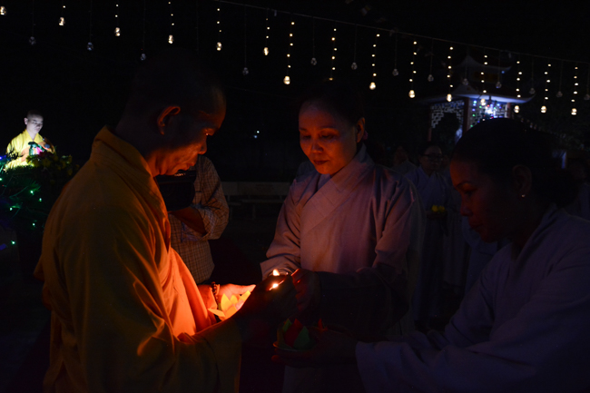 Lễ hoa đăng kỷ niệm đức Phật A-di-đà tại chùa Pháp Hiển  – Bình Thuận