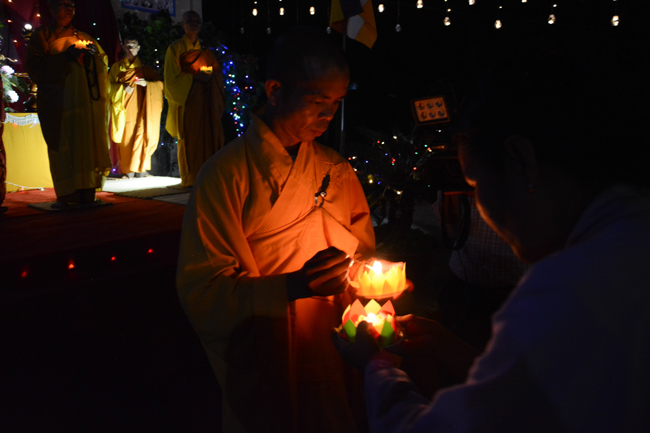 Lễ hoa đăng kỷ niệm đức Phật A-di-đà tại chùa Pháp Hiển  – Bình Thuận