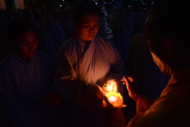 Lễ hoa đăng kỷ niệm đức Phật A-di-đà tại chùa Pháp Hiển  – Bình Thuận